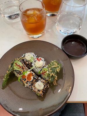 Shizo Sesame Torrefié Uramaki & homemade ice tea at brEAThe Restaurant | Sushi végétal à Paris in Paris