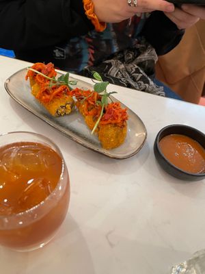 Crispy Tamago Kimchi Uramaki & homemade ice tea at brEAThe Restaurant | Sushi végétal à Paris in Paris