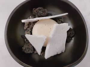 Yuzu and black sesame desert at brEAThe Restaurant | Sushi végétal à Paris in Paris
