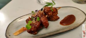 BROCHETTE DE SEITAN TERIYAKI at brEAThe Restaurant | Sushi végétal à Paris in Paris