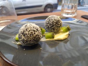 Sesame balls at brEAThe Restaurant | Sushi végétal à Paris in Paris