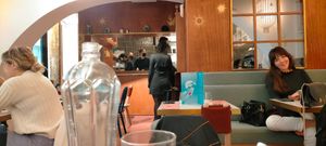 Intérieur du restaurant at brEAThe Restaurant | Sushi végétal à Paris in Paris