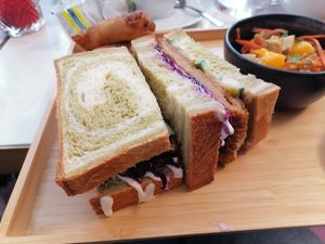  at brEAThe Restaurant | Sushi végétal à Paris in Paris