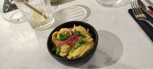 OYAKODON : bol de riz vinaigré, « omelette » Papondu et seitan. Cébette, pickles d'oignon rouge at brEAThe Restaurant | Sushi végétal à Paris in Paris
