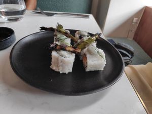 Uramaki - asperge brûlée at brEAThe Restaurant | Sushi végétal à Paris in Paris