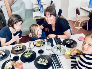 Tafel vol met eten at brEAThe Restaurant | Sushi végétal à Paris in Paris