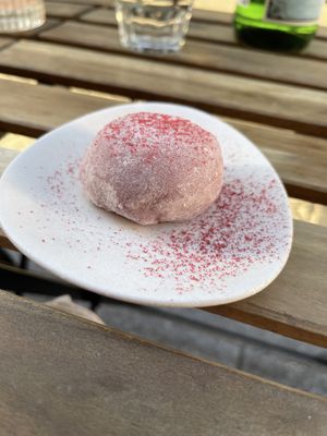 Fraise framboise mochi  at brEAThe Restaurant | Sushi végétal à Paris in Paris