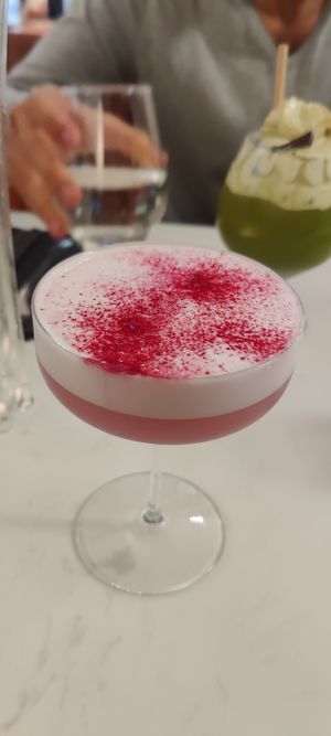 Cocktail mademoiselle rose 🌹 at brEAThe Restaurant | Sushi végétal à Paris in Paris