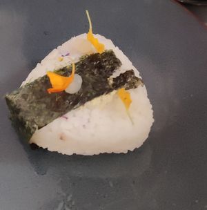 Onigiri at brEAThe Restaurant | Sushi végétal à Paris in Paris