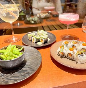 Boa bebida e comida, tudo bem feito! Mas, não achei nada de muito especial.   at brEAThe Restaurant | Sushi végétal à Paris in Paris