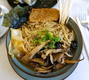 Ramen at brEAThe Restaurant | Sushi végétal à Paris in Paris