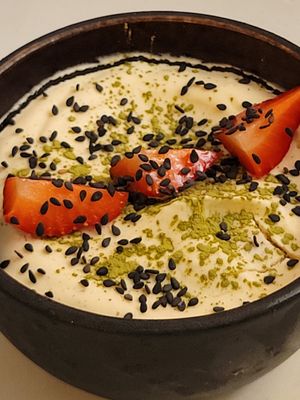 Strawberry sponge cake with matcha at brEAThe Restaurant | Sushi végétal à Paris in Paris