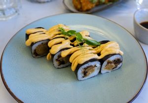 Olive maki at brEAThe Restaurant | Sushi végétal à Paris in Paris