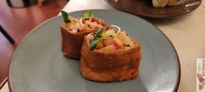 Inari peach Ginger : Peach marinated in ginger, shichimi pepper and sesame seeds at brEAThe Restaurant | Sushi végétal à Paris in Paris