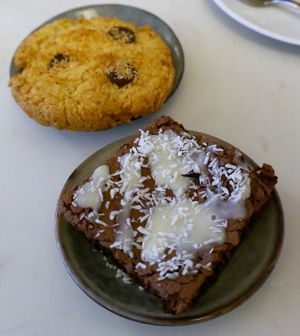 COOKIE + MOCHI BROWNIE at brEAThe Restaurant | Sushi végétal à Paris in Paris