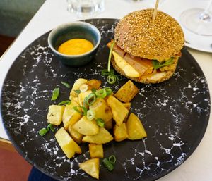 ASIAN STYLE BURGER at brEAThe Restaurant | Sushi végétal à Paris in Paris