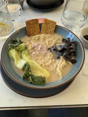   at brEAThe Restaurant | Sushi végétal à Paris in Paris