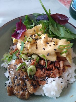 Rice bowl with vegan egg at brEAThe Restaurant | Sushi végétal à Paris in Paris