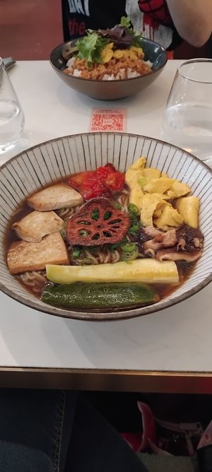  at brEAThe Restaurant | Sushi végétal à Paris in Paris