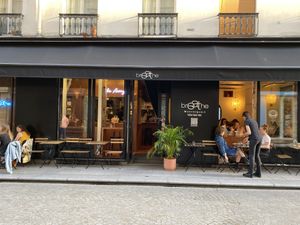 Outside  at brEAThe Restaurant | Sushi végétal à Paris in Paris