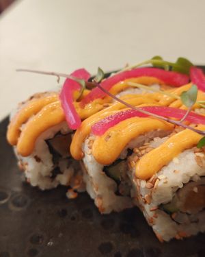 SESAME Uramaki 4 pieces
White cabbage, fresh mint, cucumber, crispy seitan, tahini sauce and smoked paprika at brEAThe Restaurant | Sushi végétal à Paris in Paris