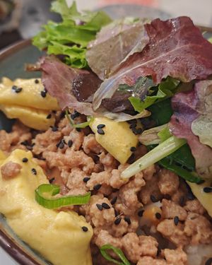 OYAKODON Medium 16,5
Bowl of japanese rice, vegan « omelette » Le Papondu,
garlic confit sauce, ginger marinated textured soya (« chicken » style)
Toppings : Vegan « omelette  at brEAThe Restaurant | Sushi végétal à Paris in Paris