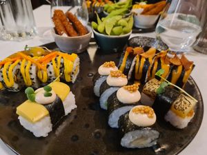 Menu dégustation avec différentes variétés de makis et sushis, légumes de saison, un peu de friture (pas retenu le nom mais c'était très bon) et des edamame at brEAThe Restaurant | Sushi végétal à Paris in Paris