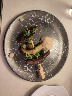 Mushroom skewers at brEAThe Restaurant | Sushi végétal à Paris in Paris