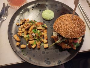 Burger (ginger seitan patty) with fried potatoes at brEAThe Restaurant | Sushi végétal à Paris in Paris