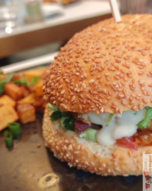 ASIAN STYLE BURGER
Seitan with green chili, oyster mushrooms sautéed in satay sauce, raw red onions, cilantro (can be removed), lime and parsley sauce and French fries at brEAThe Restaurant | Sushi végétal à Paris in Paris