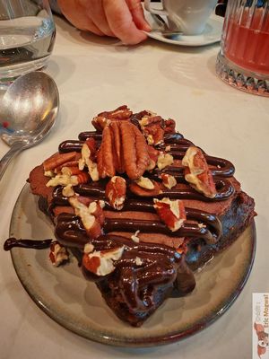 MOCHI CAKE BROWNIE STYLE  
Chocolate sauce with peanut chips at brEAThe Restaurant | Sushi végétal à Paris in Paris