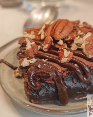 MOCHI CAKE BROWNIE STYLE  
Chocolate sauce with peanut chips at brEAThe Restaurant | Sushi végétal à Paris in Paris