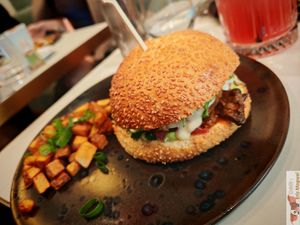 ASIAN STYLE BURGER
Seitan with green chili, oyster mushrooms sautéed in satay sauce, raw red onions, cilantro (can be removed), lime and parsley sauce and French fries at brEAThe Restaurant | Sushi végétal à Paris in Paris
