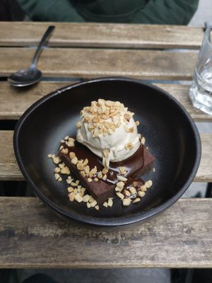 Brownie avec supplément glace cacahuète at brEAThe Restaurant | Sushi végétal à Paris in Paris