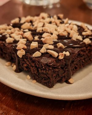 Bronwnie chocolate sauce and peanut pieces at brEAThe Restaurant | Sushi végétal à Paris in Paris