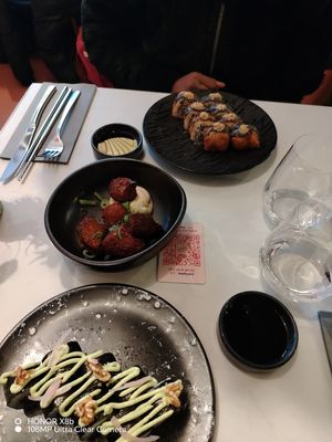 In the middle that's: Crispy Seitan at brEAThe Restaurant | Sushi végétal à Paris in Paris