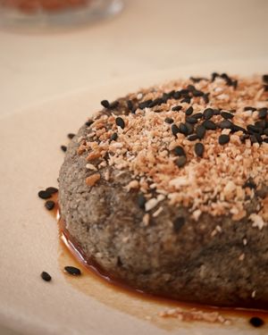 COCONUT AND BLACK SESAME COOKIE
Coconut caramel, roasted coconut at brEAThe Restaurant | Sushi végétal à Paris in Paris