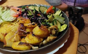 Gemüsepfanne mit Bratkartoffeln at Waltini's Stadl in Langdorf