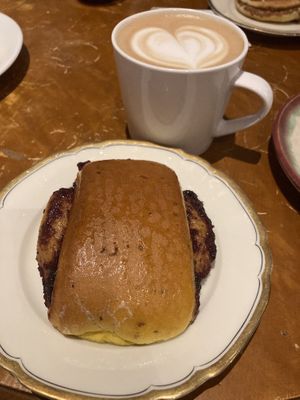 Heerlijke Vegan koffie met Vegan Zweeds saffraan bosbes broodje   at Broder Jakobs Stenugnsbageri in Lund