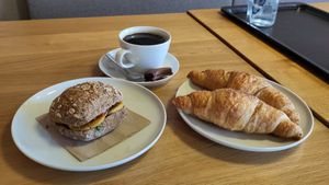 Veganes Frühstück. Schoko-Croissants und belegtes Brötchen. at Paradieschen in Linsengericht