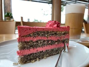 Himbeer- Mohn-Torte und ein Latte Macchiato   at Paradieschen in Linsengericht