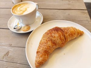 oat milk cappuccino & vegan chocolate croissant (5.10) at Paradieschen in Linsengericht