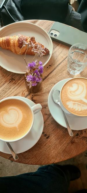 Veganes croissant und Cafe latte at Jonas Reindl Coffee Roasters - Cafe in Vienna