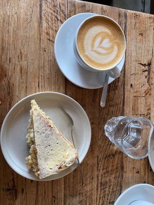 Spongecake at Jonas Reindl Coffee Roasters - Cafe in Vienna