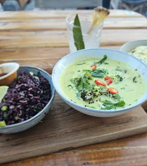 Green curry en pineapple paradise at Hippie Fish in Zandvoort