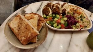 Heppy vegan plate mit Brot at Heppy Green - City in Frankfurt