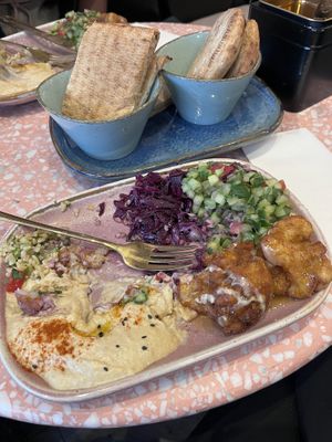 War sooo lecker, hab direkt reingehauen. Pita auch BESTE! Great hummus. Alles lecker  at Heppy Green - City in Frankfurt