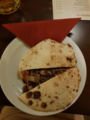 Fladenbrot mit Paradaiser (Tomaten), Champignons und Zwiebeln at Fladerei in Vienna