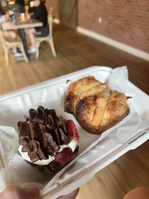 Gf/vegan cupcake and peach streusel muffin   at Maximum Zen in Clarks Summit