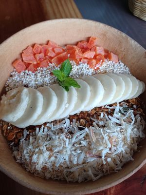 Smoothie bowl wity dried papaya at Aguacate Veggie Bar in San Cristobal De Las Casas
